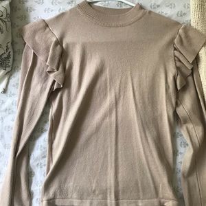 Ruffled Shoulder Long-sleeve shirt